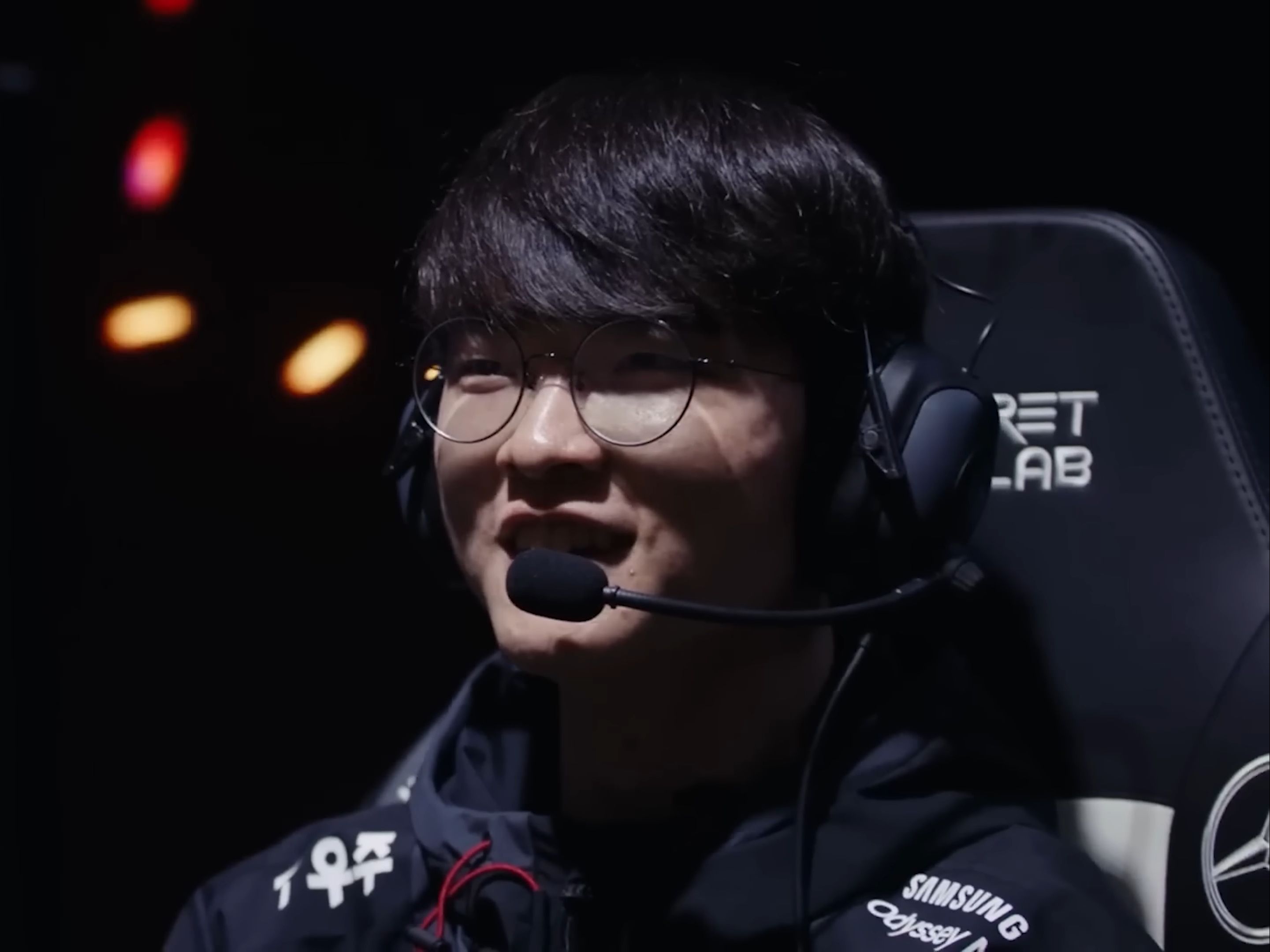 Anyone's Legend 发布了全队的新年祝福视频：在新年的前夕迎接新年，愿金蛇为您带来更多祝福！