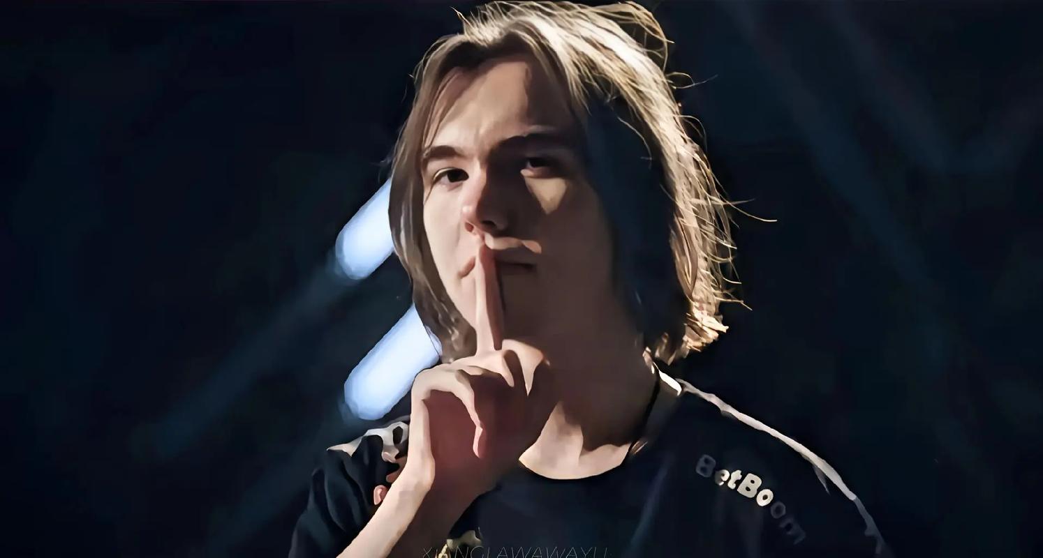 rookie 转述了 KaKAO 对 Puff 的话：“Xiaocaobao 说得太少，辅助不能玩 Leona。