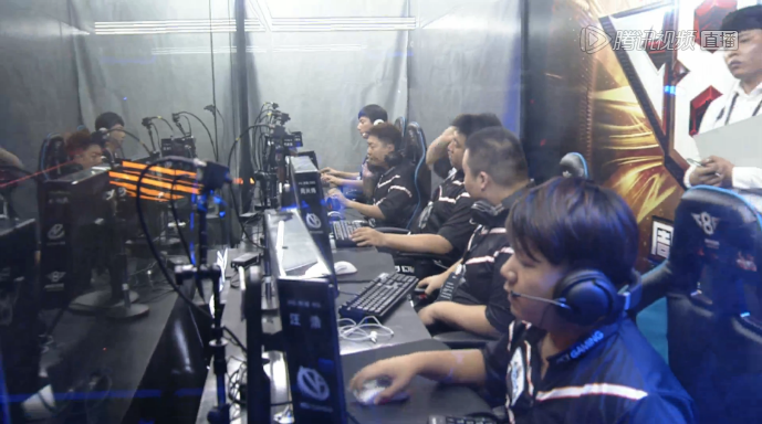 自信的表现来自 Weibo Gaming 以及在 LPL 2025年第二分裂中，任何人的传奇意外获胜